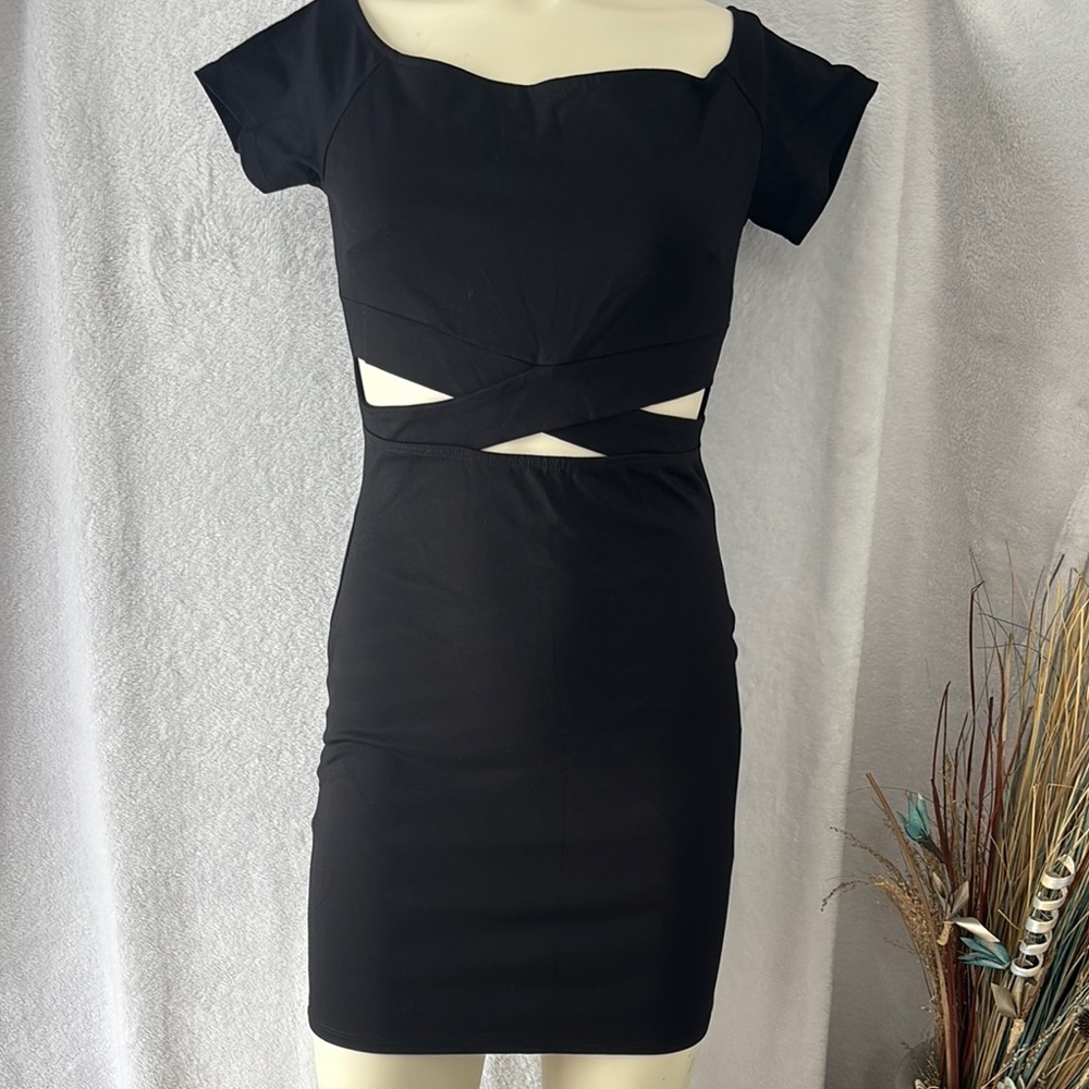 Elegant Black Cut-Out Dress‎